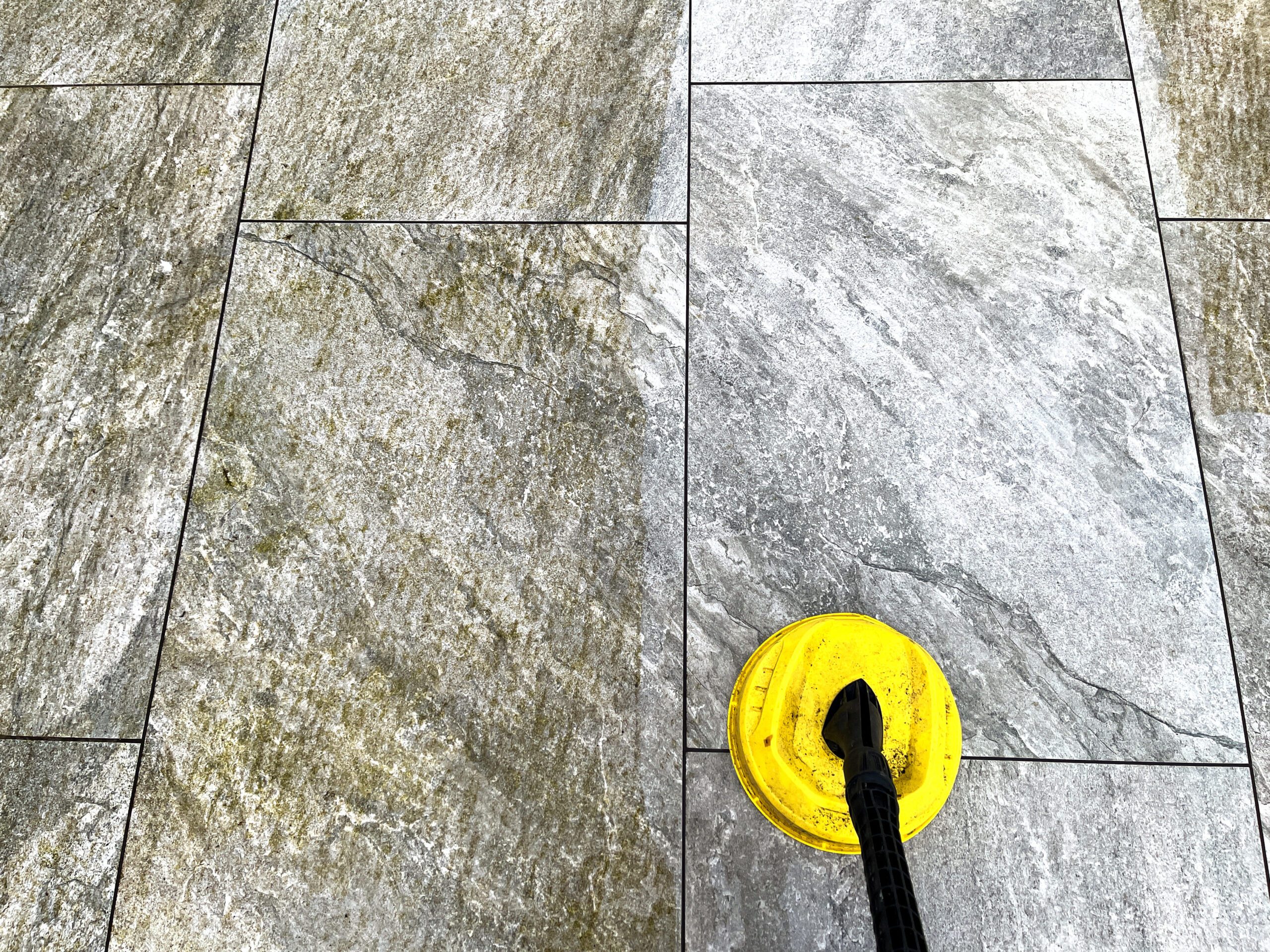 Stralend schoon terras na professionele reiniging in Best - maak indruk met een schoon terras!