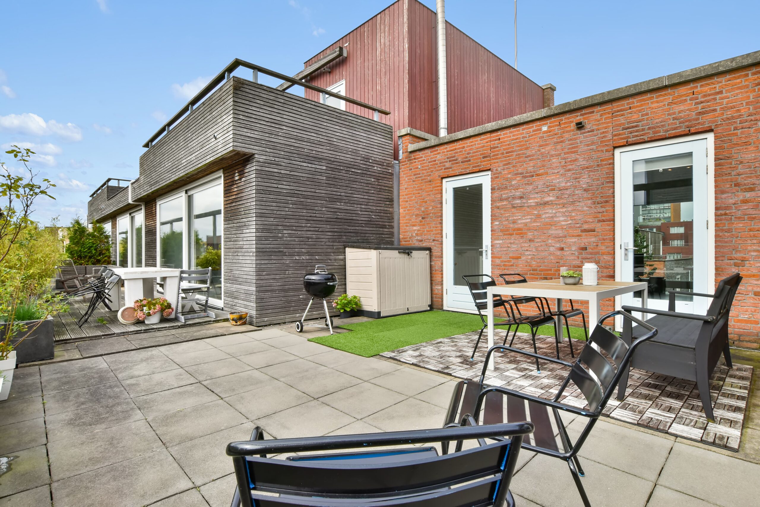 Afbeelding van een schoon en schitterend terras na hogedrukreiniging in Huizen. Terras laten reinigen Huizen.