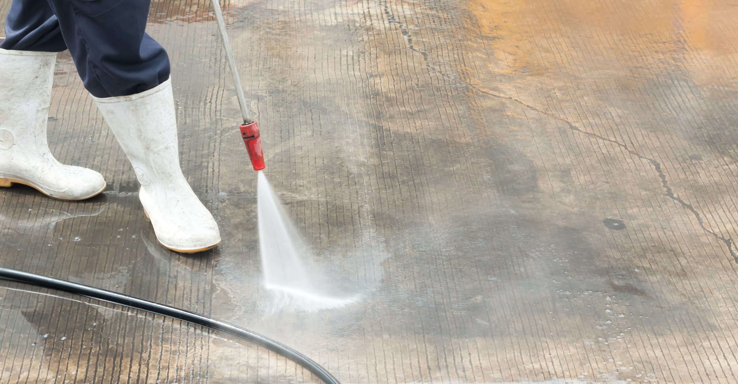 Professionele reiniging van een oprit met hogedrukreiniger voor een effectieve schoonmaak