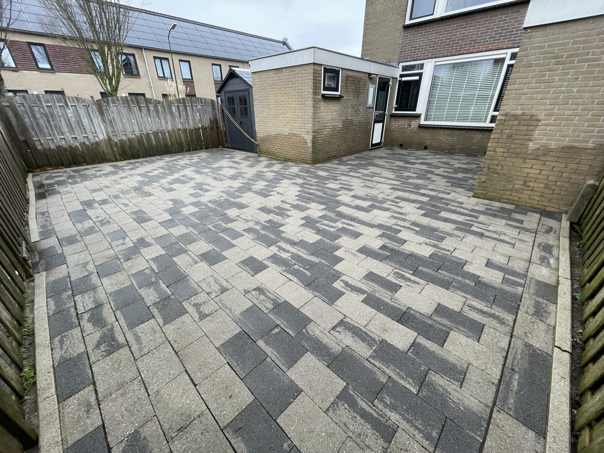 Een terras dat wordt gereinigd in Bunnik met schoonmaakmiddelen om een mooi resultaat te krijgen.