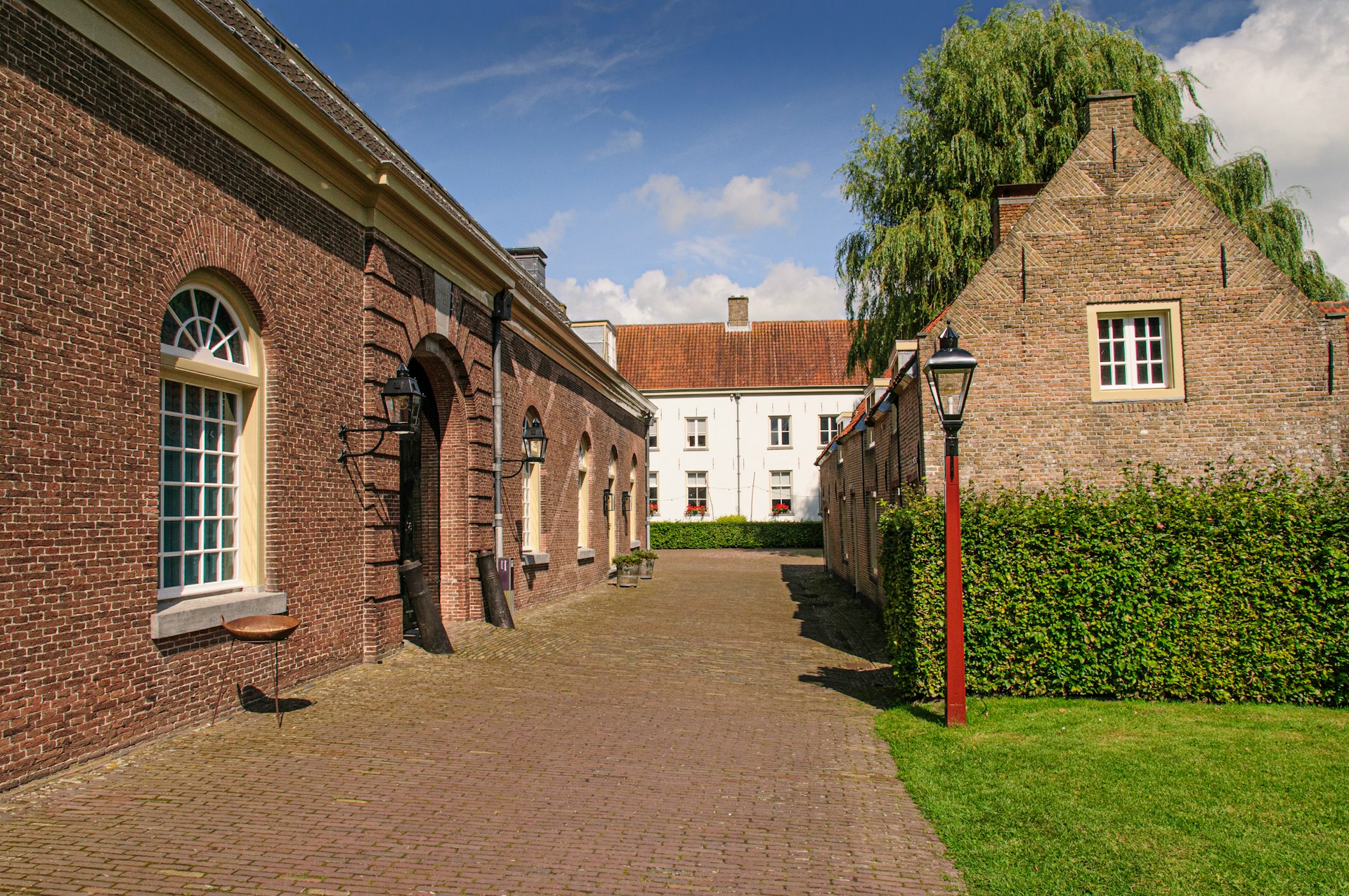 Een terras dat nog gereinigd moet worden in Blaricum.