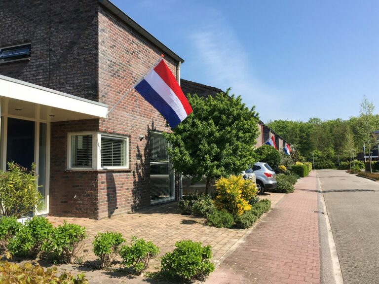 Een specialist aan het werk bij het terras laten reinigen in Blaricum, waarbij gebruik wordt gemaakt van professionele apparatuur om de bestrating zorgvuldig te behandelen.