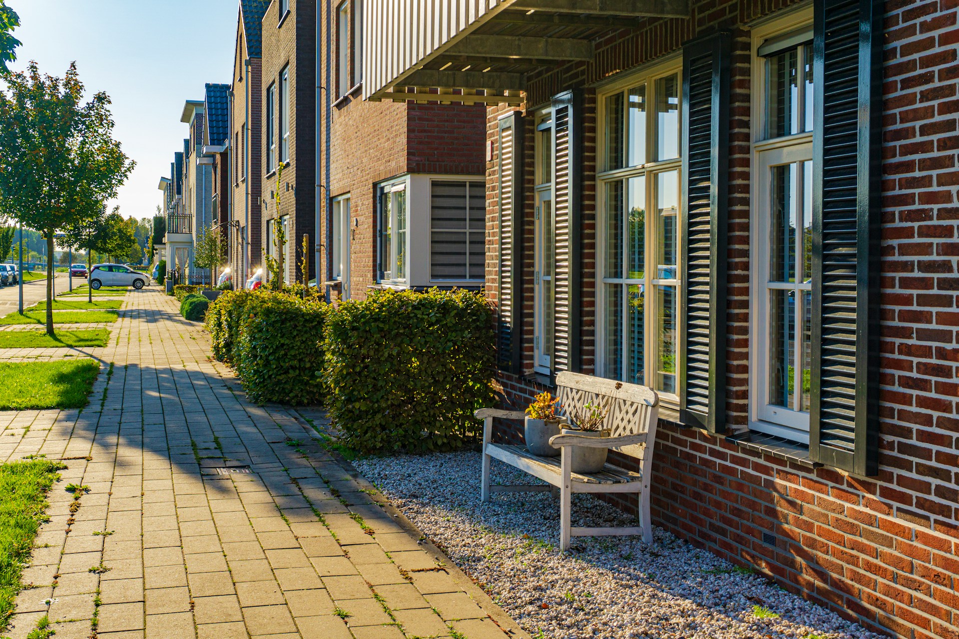 Grondige reiniging van vervuild straatwerk bij een woning in Almere door Terras Laten Reinigen.