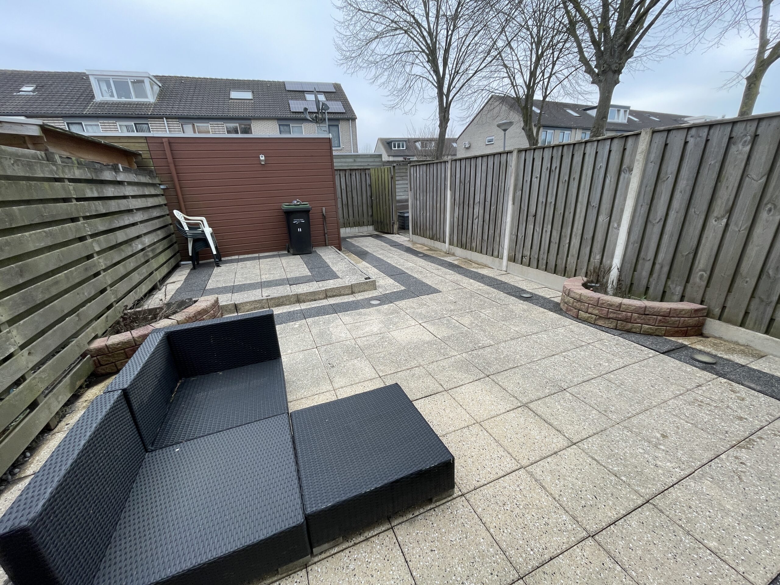 Schone terrastegels na professionele reiniging Amstelveen; helder resultaat zonder de tegels te beschadigen.