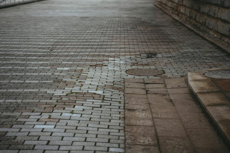 Bestrating in Wijdemeren wordt schoongemaakt met reinigingsmachine