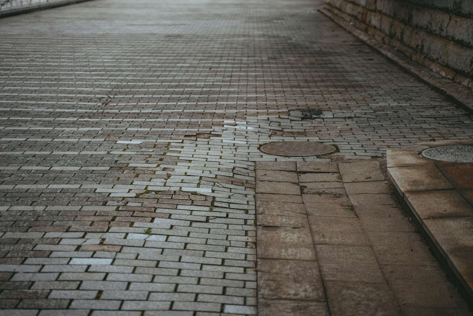 Bestrating in Wijdemeren wordt schoongemaakt met reinigingsmachine