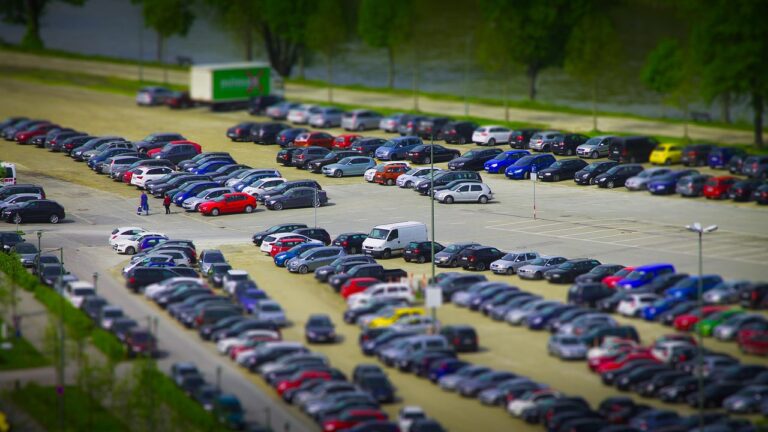 Professionele reiniging van een vervuild parkeerterrein in Lelystad waarbij algen en olievlekken grondig worden verwijderd.